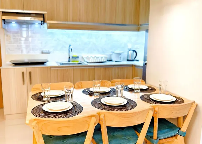 Apartment 34b Taft East Gate 2 Bedroom Unit Pool, Gym, Balcony