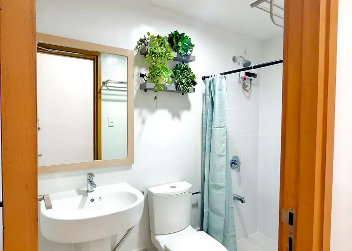 Apartment 34b Taft East Gate 2 Bedroom Unit Pool, Gym, Balcony *