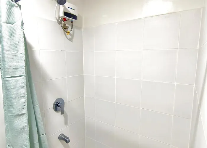 Apartment 34b Taft East Gate 2 Bedroom Unit Pool, Gym, Balcony *