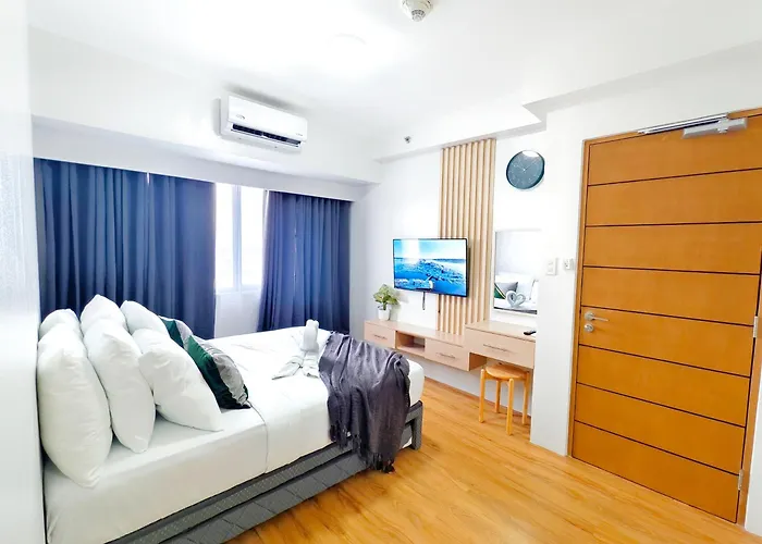 Apartment 34b Taft East Gate 2 Bedroom Unit Pool, Gym, Balcony Cebu