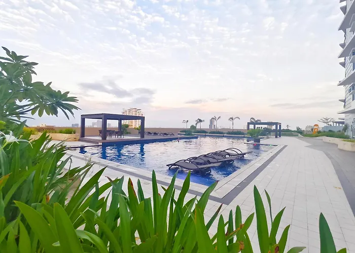 Apartment 34b Taft East Gate 2 Bedroom Unit Pool, Gym, Balcony *