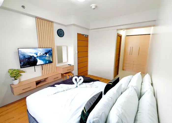 34b Taft East Gate 2 Bedroom Unit Pool, Gym, Balcony Cebu