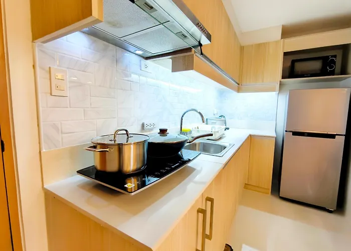 34b Taft East Gate 2 Bedroom Unit Pool, Gym, Balcony * Cebu