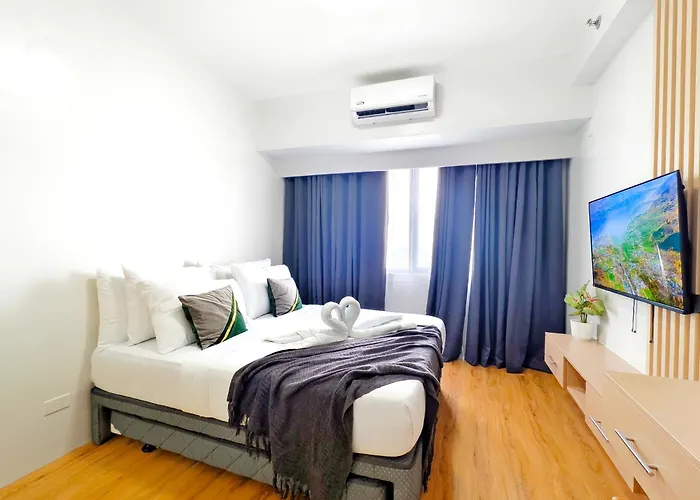 34b Taft East Gate 2 Bedroom Unit Pool, Gym, Balcony