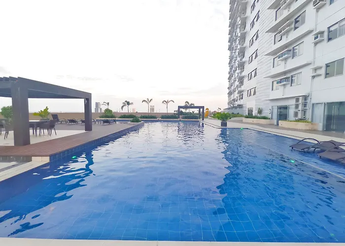Apartment 34b Taft East Gate 2 Bedroom Unit Pool, Gym, Balcony *
