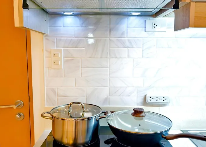 Apartment 34b Taft East Gate 2 Bedroom Unit Pool, Gym, Balcony *